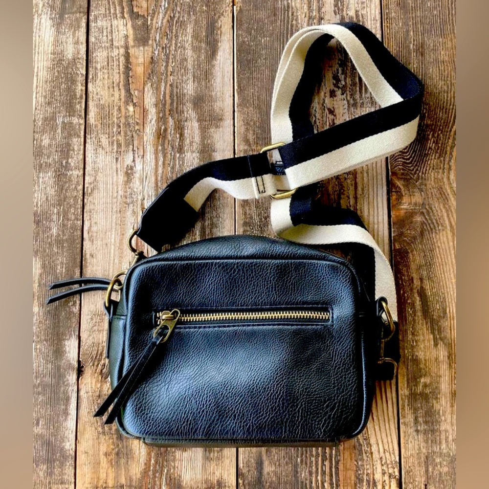 Medium-sized black clores cross body bag/purse.